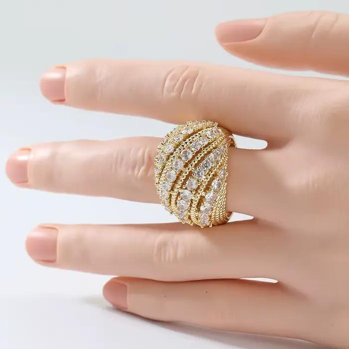 Bague dorée luxueuse et étincelante entièrement incrustée de zircone synthétique pour femme, design élégant et tendance, bijoux raffinés pour banquets et anniversaires