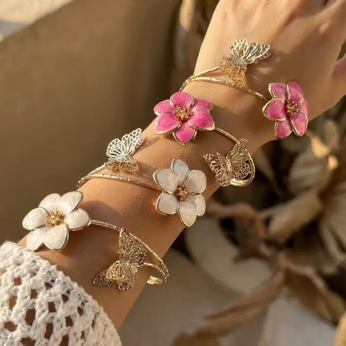 Bracelet manchette romantique en émail blanc avec fleurs et papillons pour femme, jonc ouvert doré, bijoux floraux style féerique
