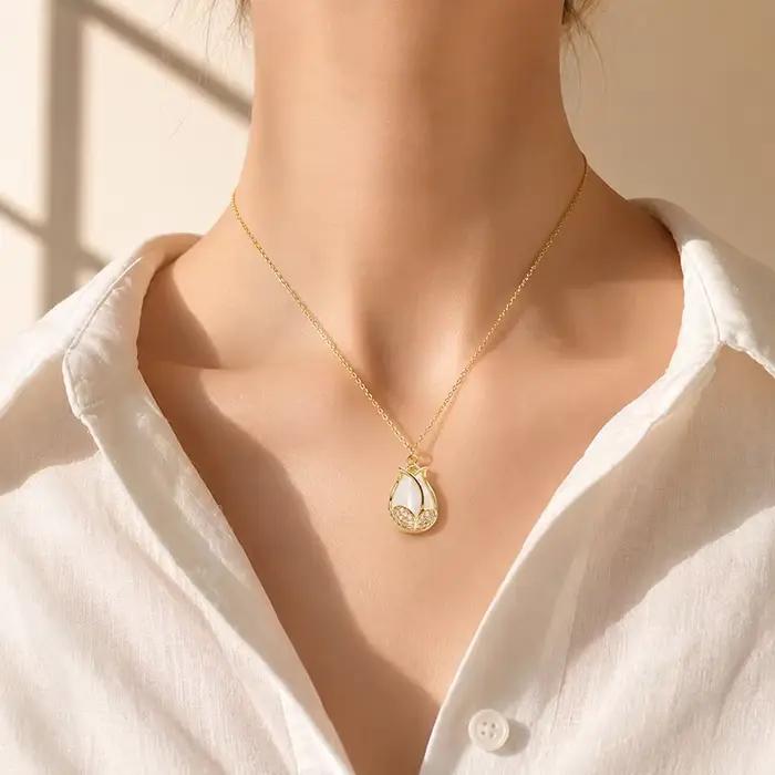 Collier pendentif tulipe plaqué or avec opale et zircon cubique délicat, bijou floral pour femme, idéal pour le quotidien