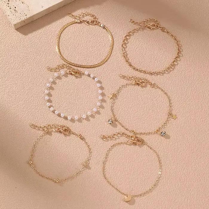 Lot de 6 bracelets déstructurés en perles et chaîne – Une touche créative sur le luxe classique, conçus pour une superposition artistique.