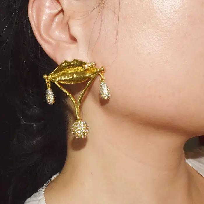 Magnifiques boucles d'oreilles pendantes en alliage doré en forme de lèvres pour femmes, bijoux fantaisie, accessoires de mode, boucles d'oreilles statement de marque fantastique