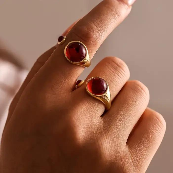 Bagues rondes en acier inoxydable plaqué or grenat rouge pour femme, breloque étanche, cadeau de bijoux de luxe, vente en gros