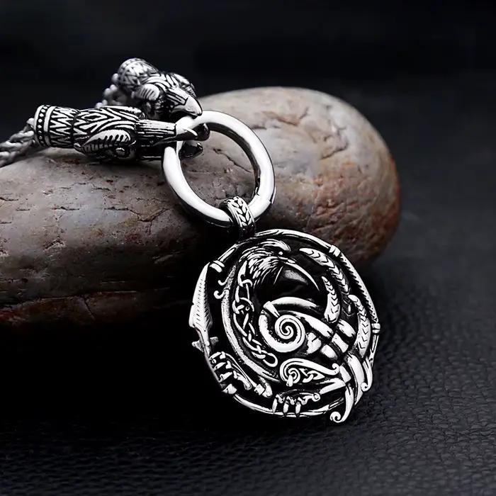 Collier pendentif corbeau Odin nordique, collier corbeau viking, amulette animale en acier inoxydable, bijoux de mode pour motards, cadeaux pour hommes et femmes