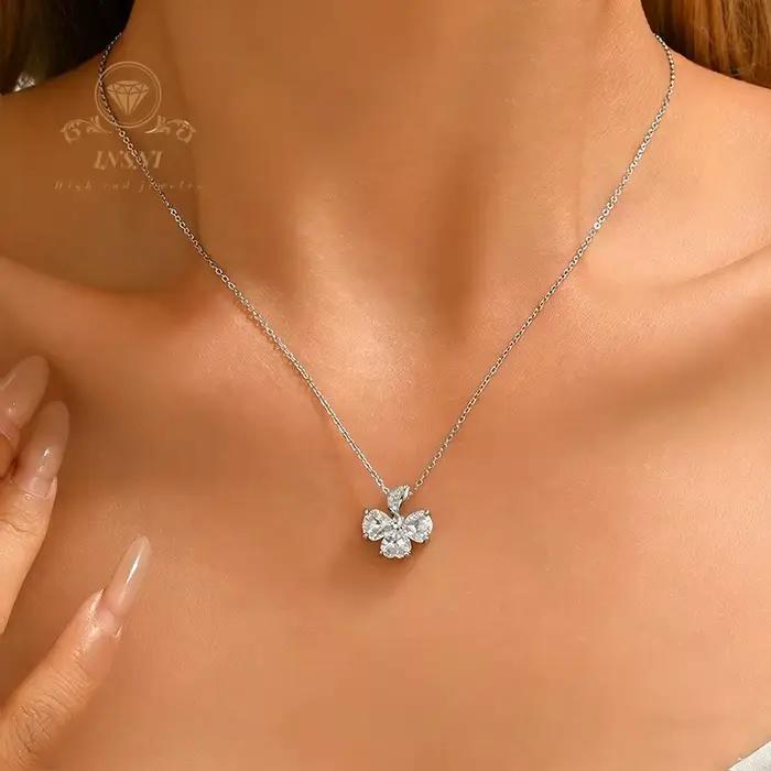 Collier en argent S925 avec moissanite trèfle d'amour de 2,5 carats, chaîne polyvalente pour clavicule, bijou abordable de luxe léger pour femme, cadeau