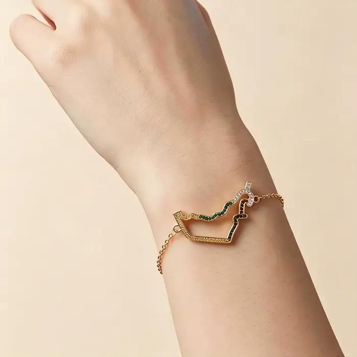 Bracelet patriotique avec carte des Émirats arabes unis en cristal, design éblouissant, finition dorée polie avec une carte détaillée des Émirats arabes unis, incrusté.