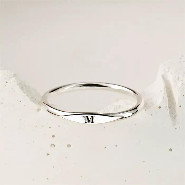 Bague initiale personnalisée en argent 925 avec or 14 carats rempli pour femmes, bijou classique pour occasions spéciales et cadeaux personnalisés