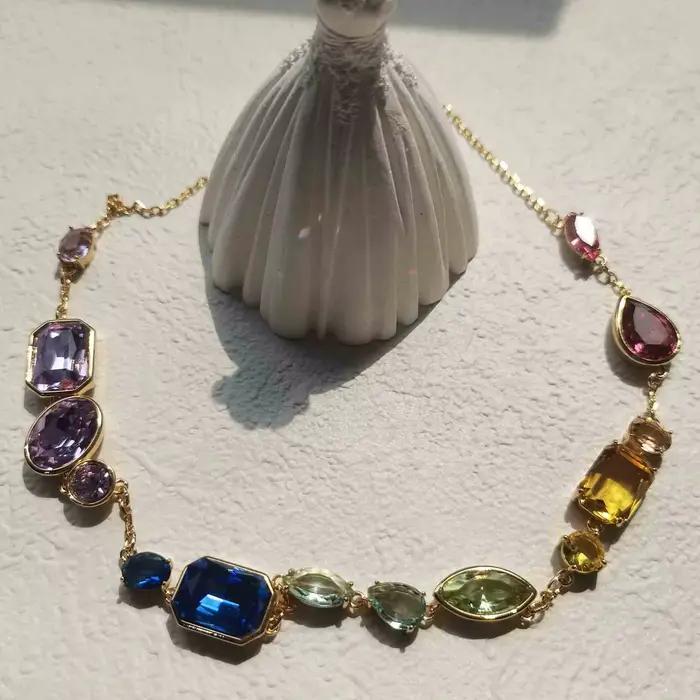 Nouvel ensemble de bijoux fins pour femmes, original, avec un mélange de plusieurs couleurs créant un collier, des boucles d'oreilles, un bracelet et une bague en cristal vibrant