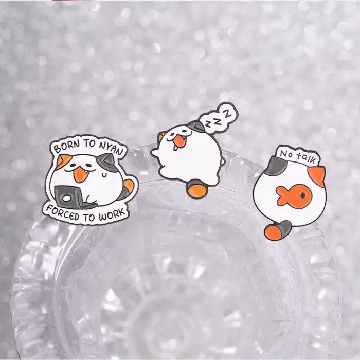 Broches en émail Chonky Cats, broches chaton paresseux Kawaii, badge de revers 'Born to Nyan Forced To Work', bijoux, cadeau pour enfants et amis