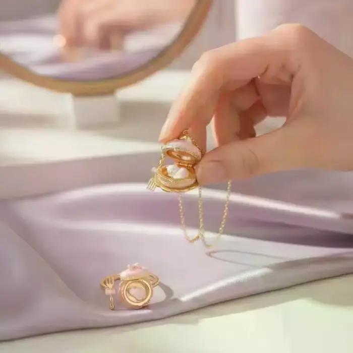 Collier pendentif mini boîte à gâteau mignonne avec anneau, émail fait main, pendentif dessert avec petite fourchette, bijoux esthétiques Kawaii pour femmes
