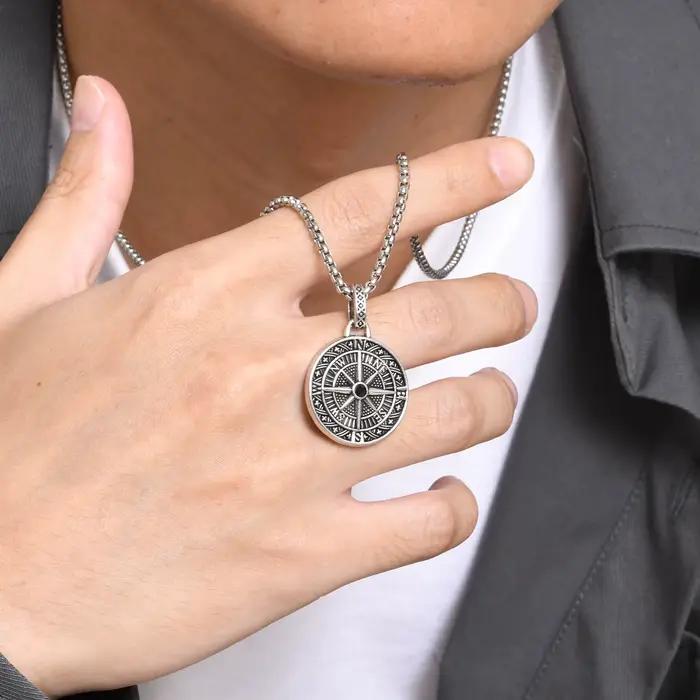 Collier pendentif boussole vintage pour hommes et garçons, collier de pièce de monnaie en acier inoxydable, collier hip hop rock, cadeau de guide de remise des diplômes