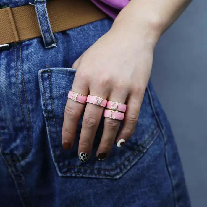 Rose Bleu Émail 26 Alphabet Lettre Bande Anneau Pour Les Femmes Initiales A-Z Lettre Émail Coloré CZ Anneaux Bijoux De Fiançailles