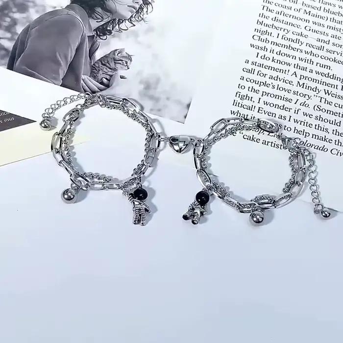 Bracelet de Couple en Alliage de Zinc avec Aimant en Forme de Cœur et Pendentif Astronaute Élégant et Romantique pour Hommes et Femmes Occasions Spéciales