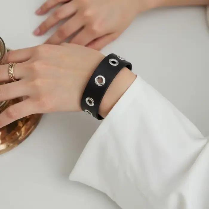 Bracelet gothique en cuir PU avec design minimaliste et ajustement réglable pour femmes occasions spéciales et streetwear
