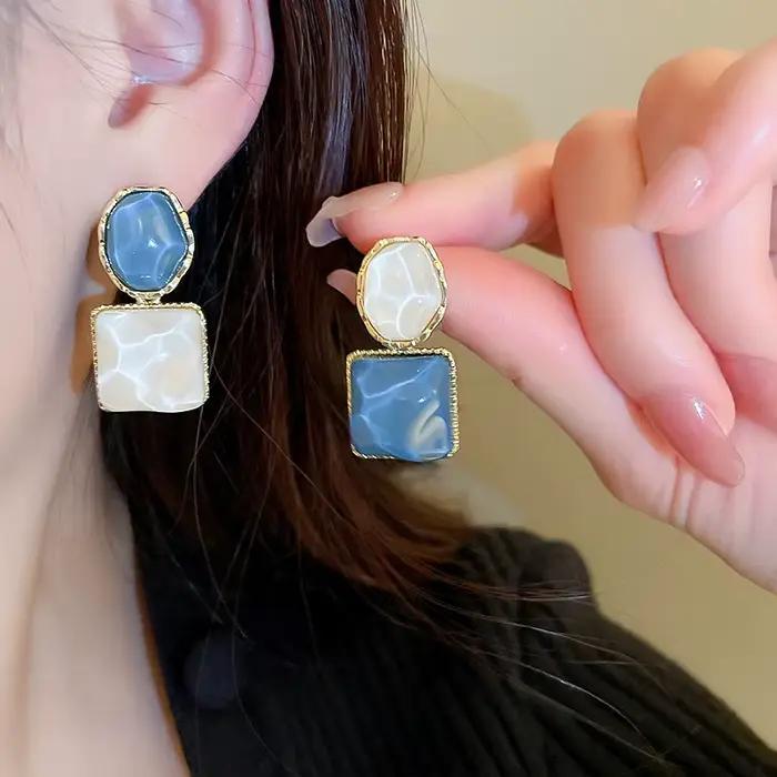Boucles d'oreilles asymétriques ondulées carrées pour femmes, nouveau Design Unique, boucles d'oreilles de luxe légères, accessoires de bijoux à la mode