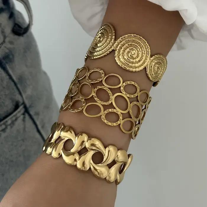 Bracelet de luxe à Texture martelée pour femmes, manchette large, Design élégant, fleur pressée, en acier inoxydable, accessoires de bijoux