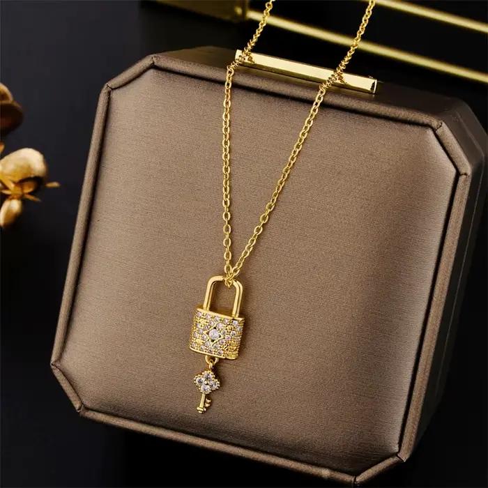 Collier en acier inoxydable avec pendentif clé en zircone cubique pour femmes mode anniversaire