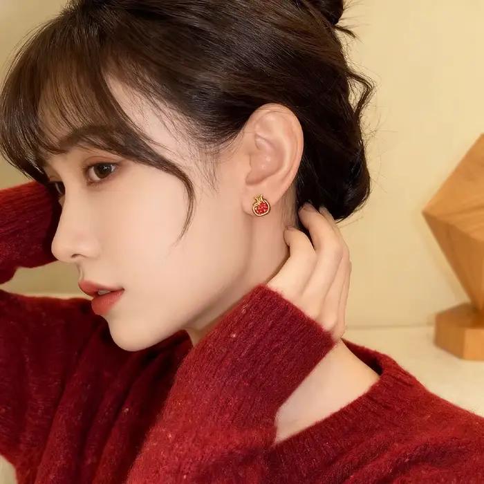 Boucles d'oreilles exquises de la série grenade rouge pour femmes, boucles d'oreilles simples et mignonnes en métal vintage, bijoux de qualité supérieure, cadeaux, à porter au quotidien, nouveauté