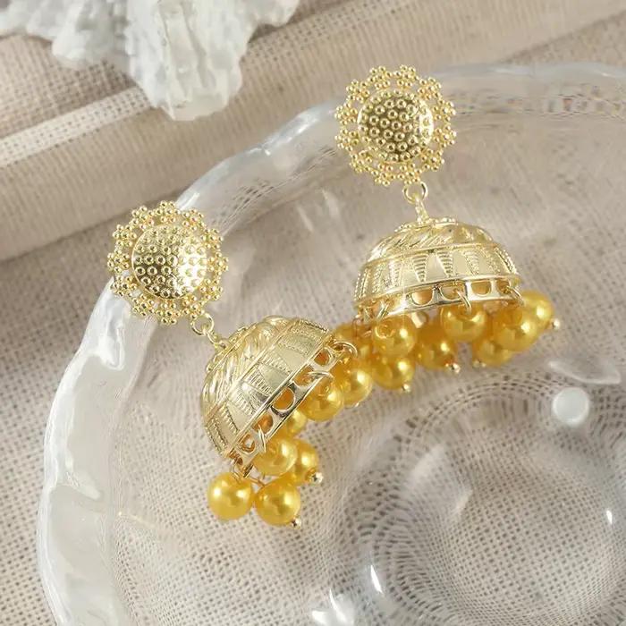 Boucles d'oreilles ethniques vintage dorées style gypsy indien, bijoux bohèmes rétro avec pampilles clochettes sculptées, boucles d'oreilles tendance pour femmes