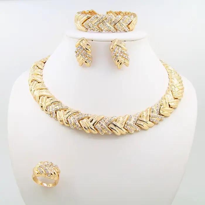 2025 Dubai ensemble de bijoux pour femme plaqué or 18 carats collier de luxe boucles d'oreilles Bracelet et bague ensemble bijoux fête de mariage ensemble tendance