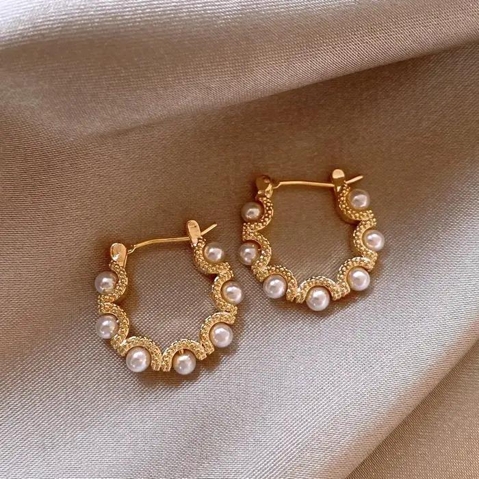 Boucles d'oreilles créoles élégantes en imitation de perles françaises pour femmes, bijoux tendance, accessoires de fête, cadeaux, nouvelle collection, bijoux modernes pour toutes les occasions