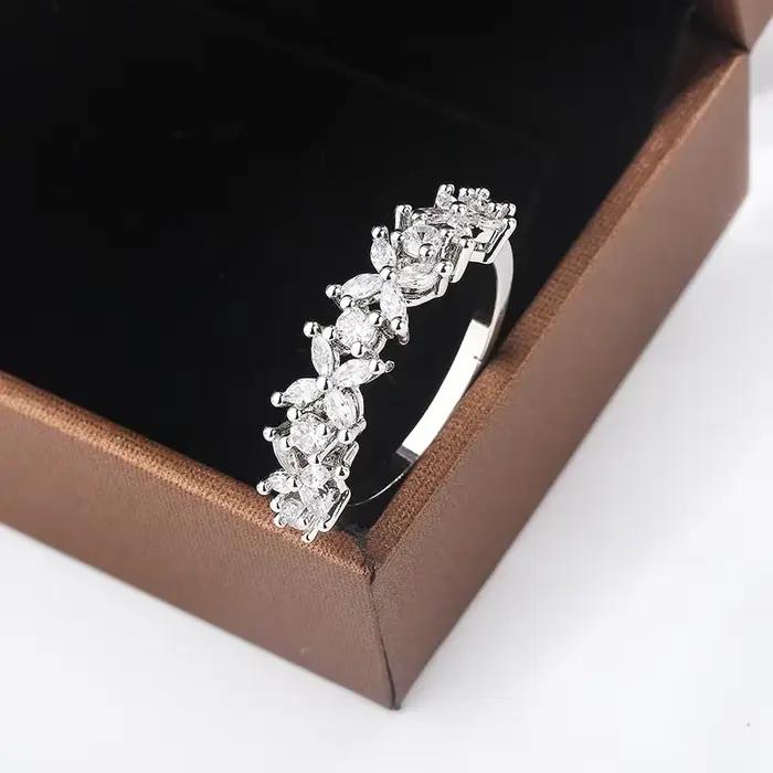 Petite bague de luxe en pierre de diamant naturel pour femme
