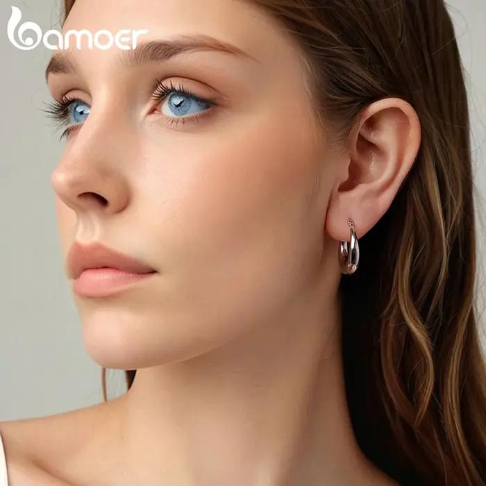 Boucles d'oreilles créoles brillantes hypoallergéniques pour femmes avec motifs floraux classiques bijoux cadeau occasions spéciales