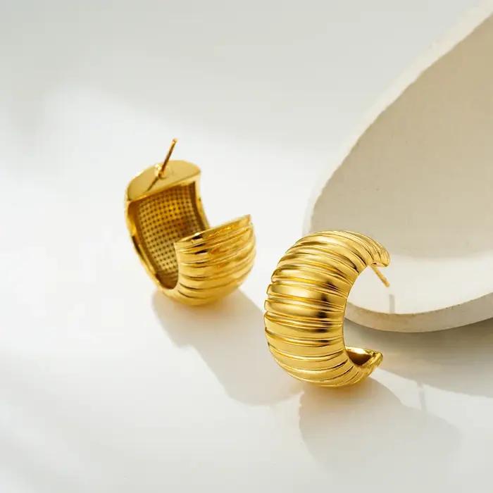 Élégantes boucles d'oreilles créoles en forme de C
