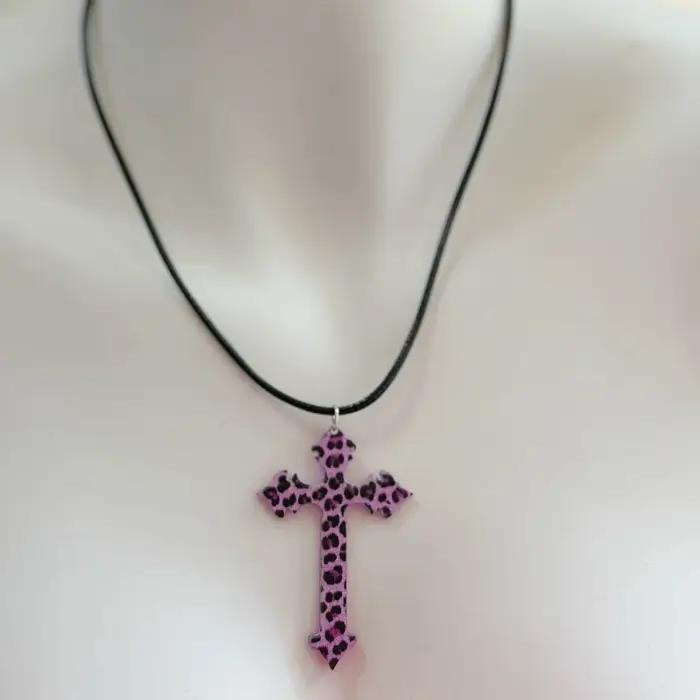 Collier pendentif croix imprimé léopard Y2K pour femmes