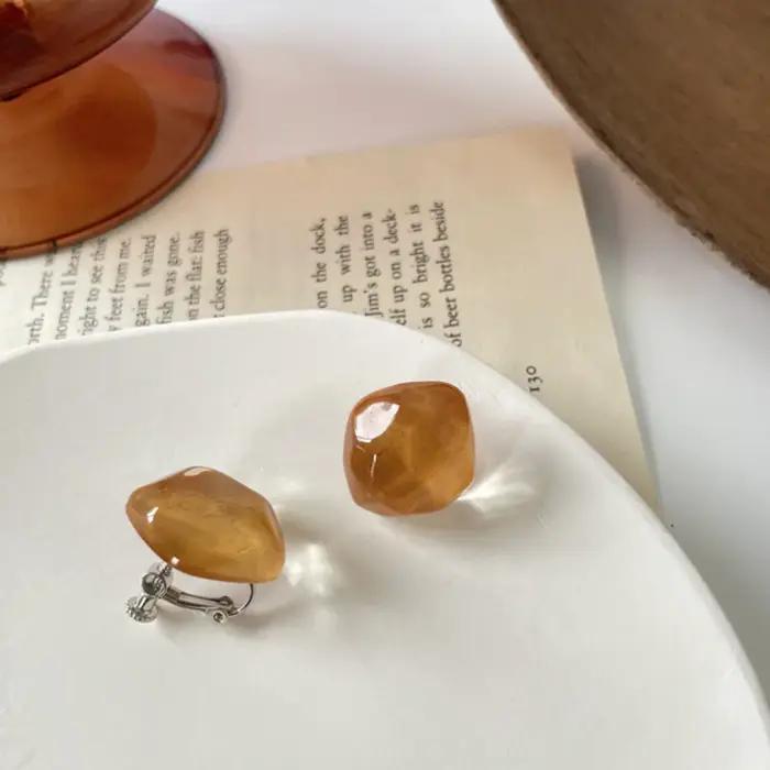 Boucles d'oreilles à clipser élégantes en résine