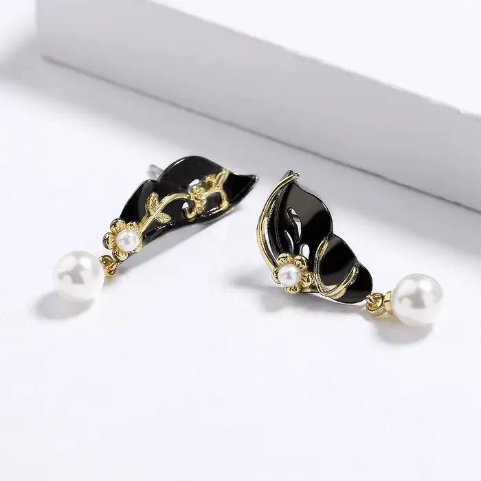 Boucles d'oreilles bicolores pour femmes élégantes en zirconium feuilles asymétriques fleurs douces pour engagement et occasions spéciales