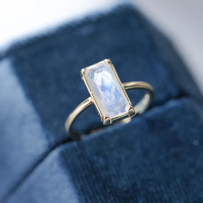 Bague Solitaire de fiançailles en pierre de lune naturelle