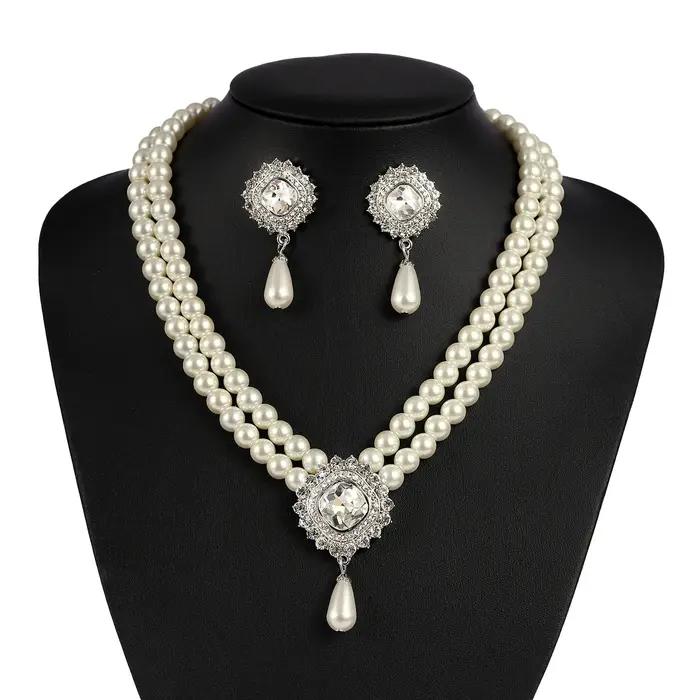 Ensemble collier et boucles d'oreilles en perles élégant