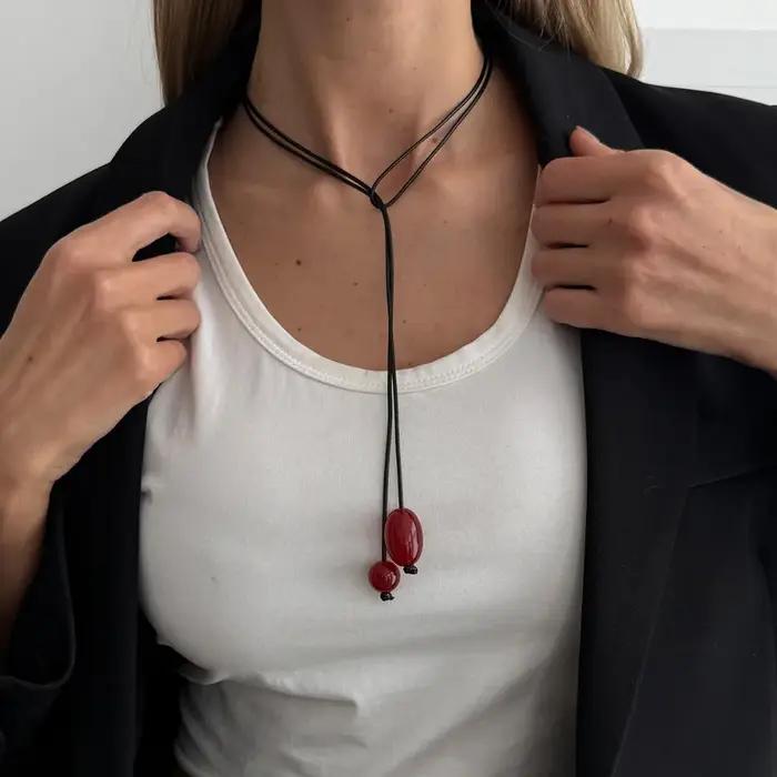 Collier pendentif en résine transparente pour femmes, design simple, personnalisable et élégant pour occasions spéciales et cadeaux de mode