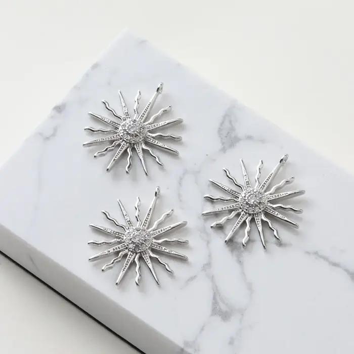 Pendentif de soleil plaqué or 14k en laiton et zircon pour femmes occasions spéciales doré brillant unique et personnalisé