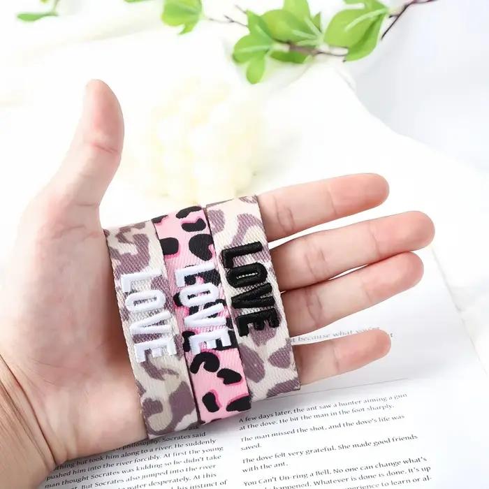 Bracelet bohémien avec lettres brodées léopard pour femmes