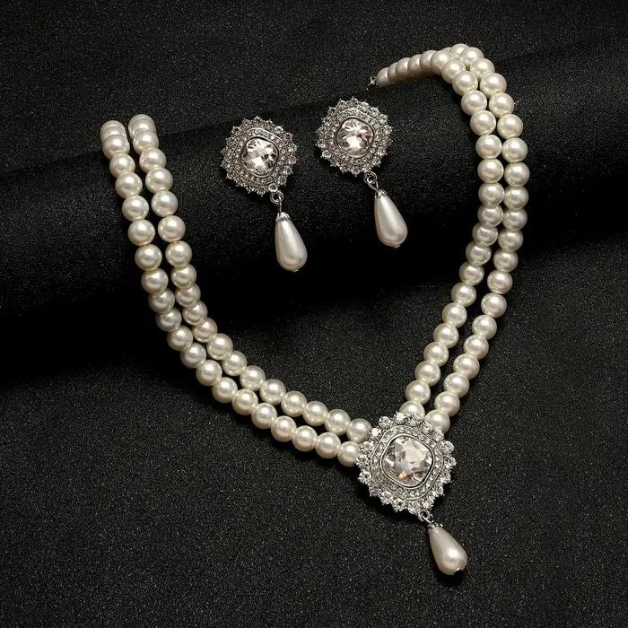 Ensemble collier et boucles d'oreilles en perles élégant