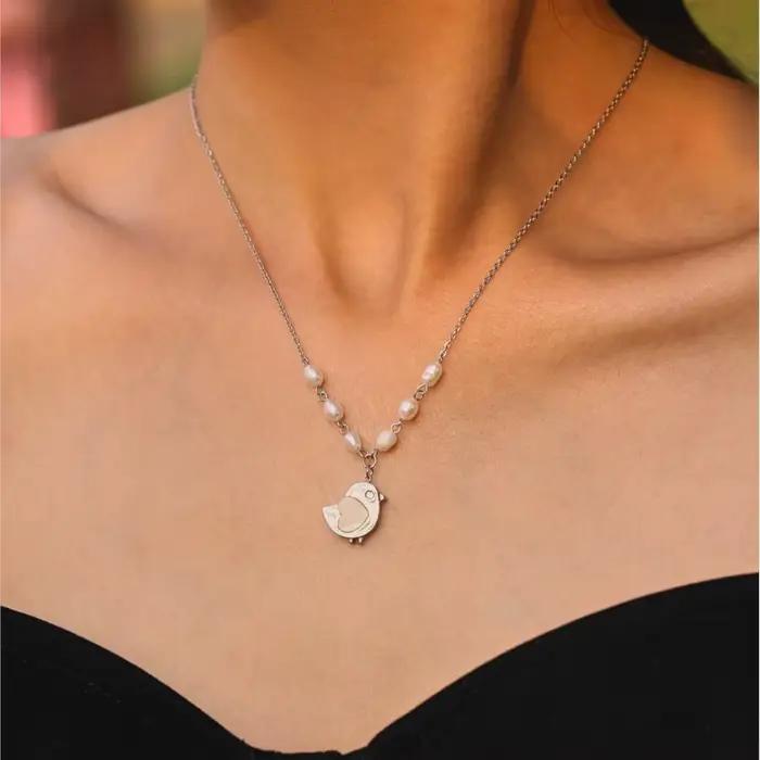 Collier en acier inoxydable plaqué or 18 carats avec perle d'eau douce et pendentif de poulet pour femmes occasions spéciales