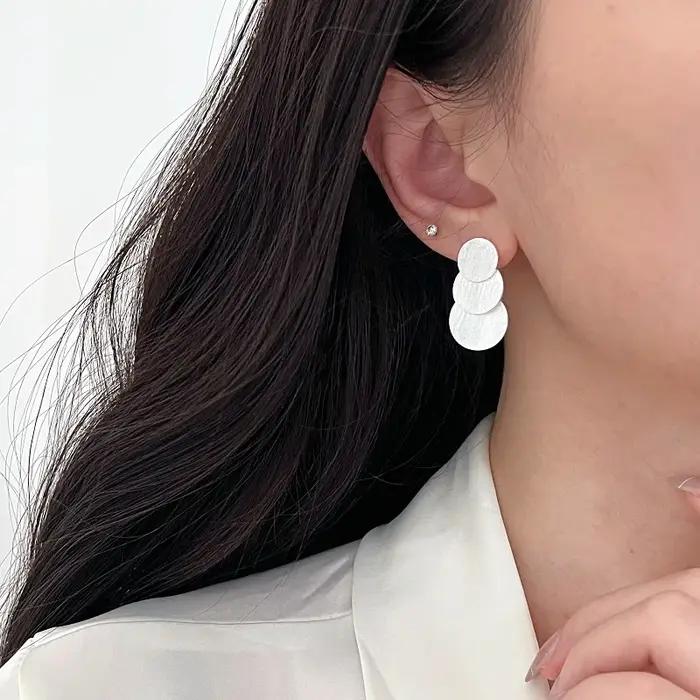 Boucles d'oreilles à clous en forme de petit disque géométrique brossé couleur argent pour femmes