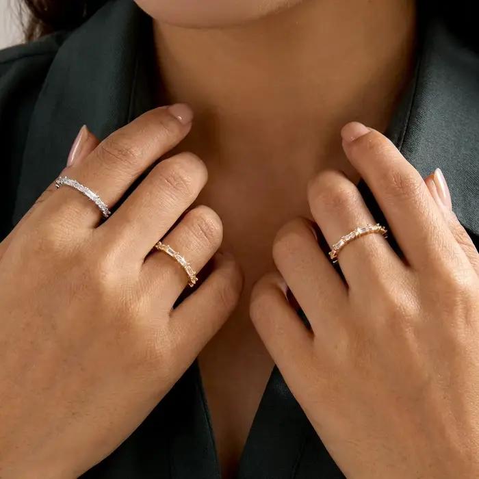 Bague en cuivre sertie de zircon unique pour femmes, bague de cocktail chic et minimaliste pour tous les jours et occasions spéciales