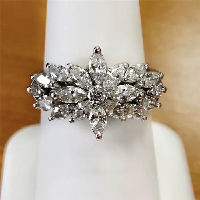 Bague pour femmes en laiton et zircone cubique design floral géométrique pour fête et usage quotidien