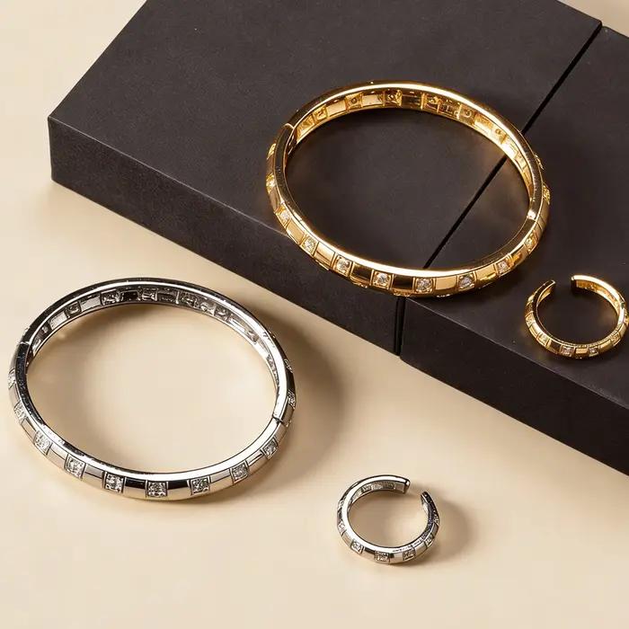 Ensemble de bijoux de luxe plaqué or 18 carats avec bracelet et bague sertis de cristaux carrés et de zircons cubiques