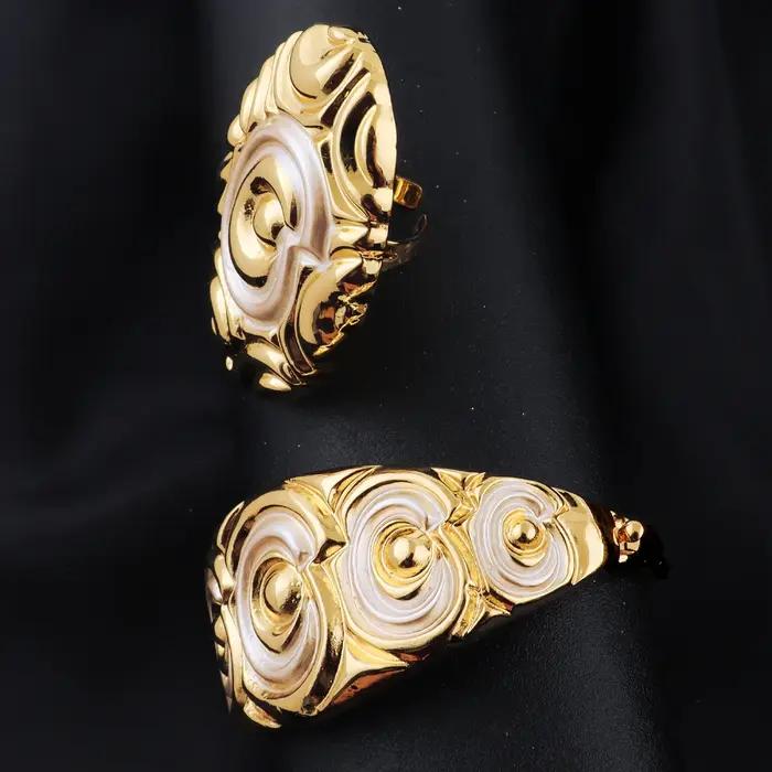 Ensemble de bijoux plaqués or 9 pièces élégants collier boucles doreilles bracelet bagues pour femmes occasions spéciales