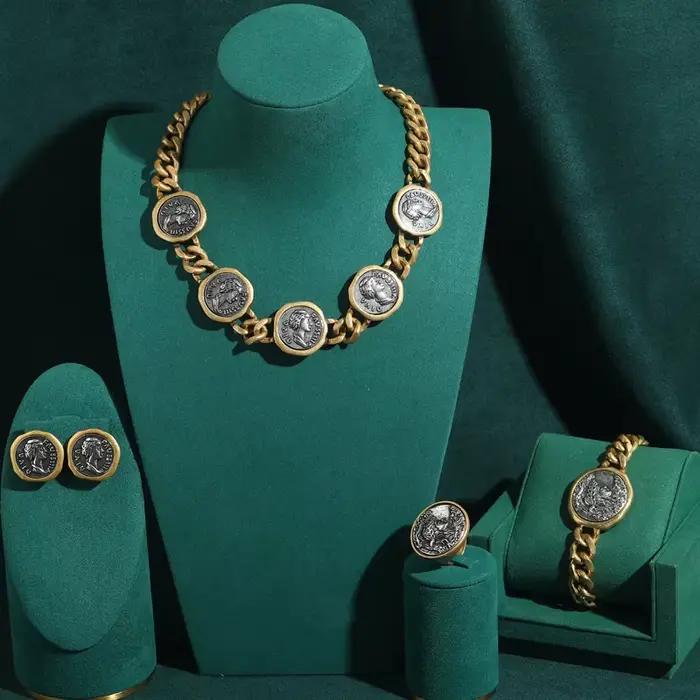 Parure de bijoux vintage plaqué or antique avec motif cœur et portrait, comprenant un collier court,