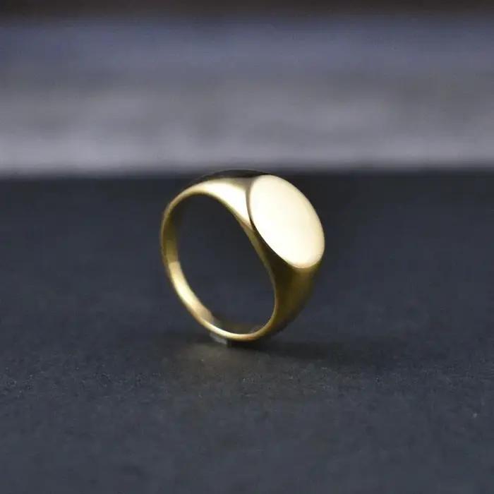 Bagues chevalières ovales lisses plaquées or 18 carats en acier inoxydable hautement poli faites à la main pour femmes et hommes