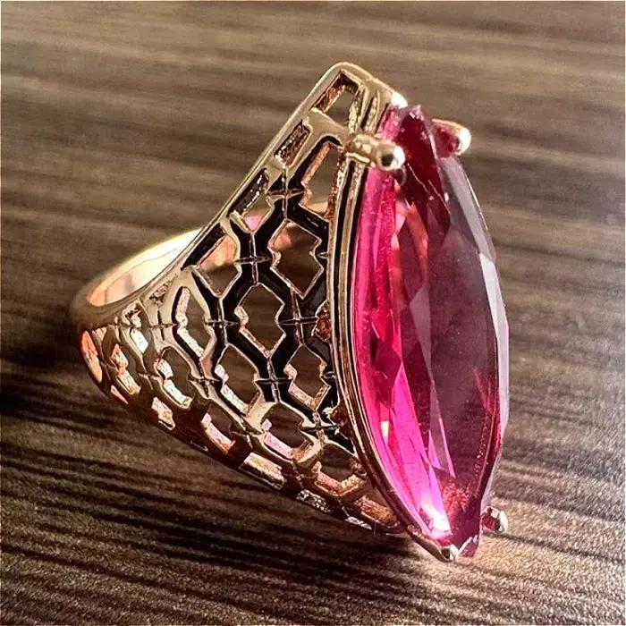 Bague élégante en forme de losange avec zircone synthétique rouge et or rose pour femme