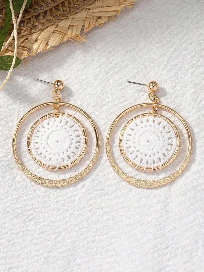Boucles d'oreilles créoles tissées à la main or et blanc pour femmes style bohème exotique et occasions spéciales