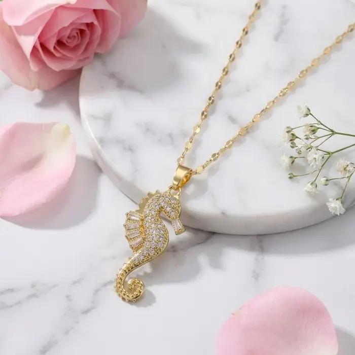 Collier Petit Hippocampe - Chaîne de Clavicule Luxe Léger et Élégant - Pendentif Polyvalent Motif Animal en Acier Titane pour Femme