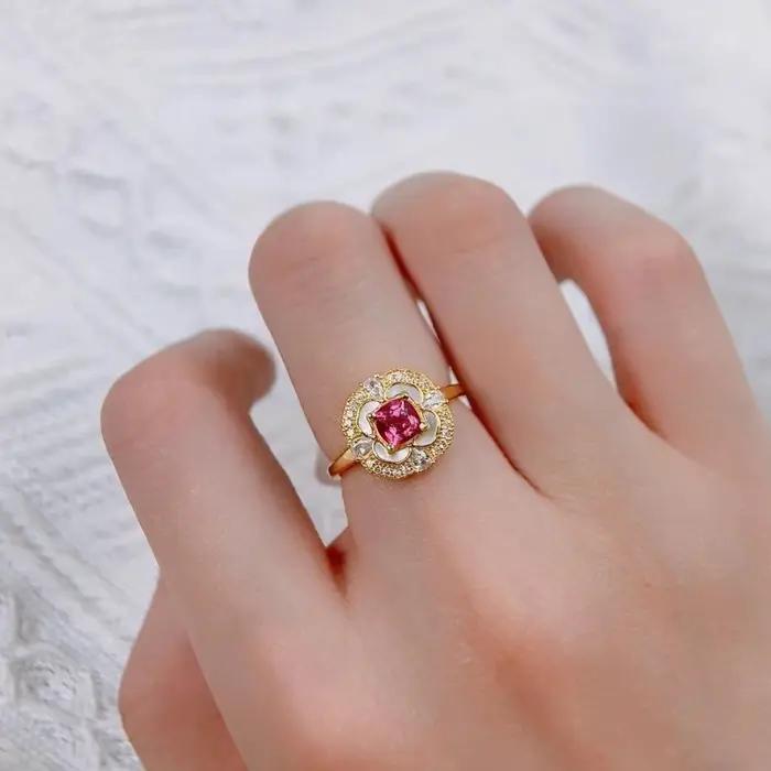 Bague en rubis cloutée en diamant incrusté de style romantique
