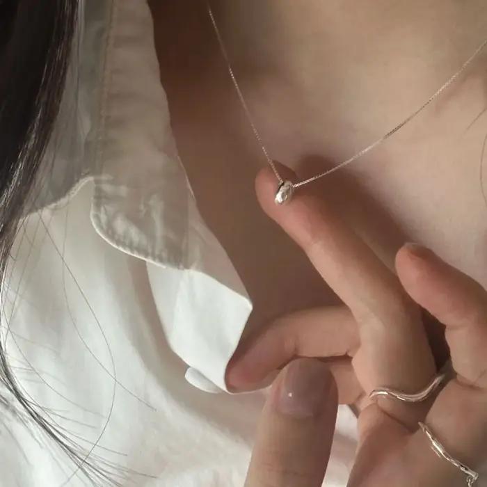 Collier ras du cou hypoallergénique en argent plaqué 925 avec pendentif géométrique simple