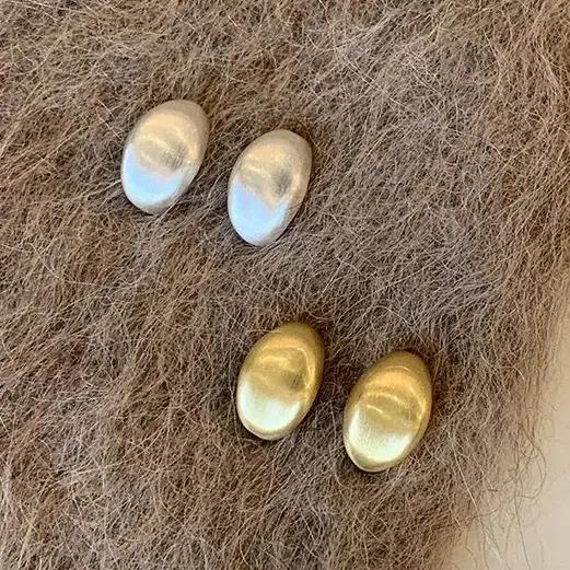 Boucles d'oreilles clous géométriques couleur argent pour femme
